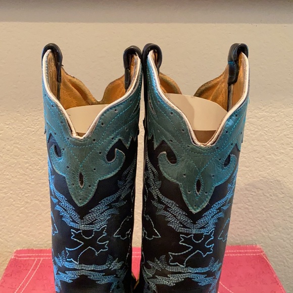 Reyme Boot - Authentic Leather - gently worn - still smells of leather! Size 9 - Picture 10 of 15